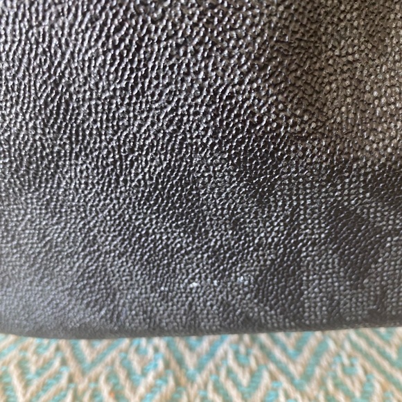 Michael Kors Signature Bag (Black) w/Gold Hardware. - Picture 6 of 14